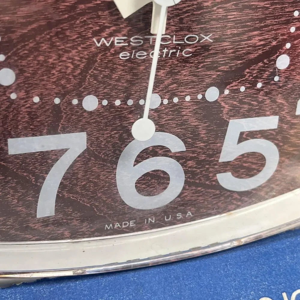 Vintage Westclox Walltone Electric Wall Clock Walnut Woodgrain USA Retro‎ Decor